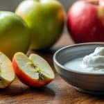 Ce dessert aux pommes et yaourt ne demande ni four, ni cuisson, ni sucre ajouté