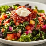 Cette sauce minute transforme vos salades fades en plats dignes d’un chef