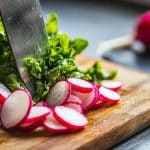 Mon jardinier m’a soufflé sa recette de pesto maison aux fanes de radis