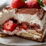 Oubliez le mascarpone : ce tiramisu aux fraises plus léger bluffe tout le monde